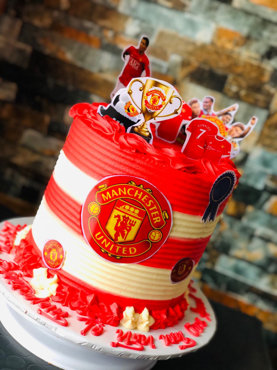 RED CREAMY MAN U CAKE 