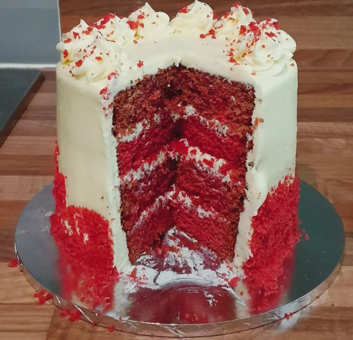 redvelvet and black forest cakes