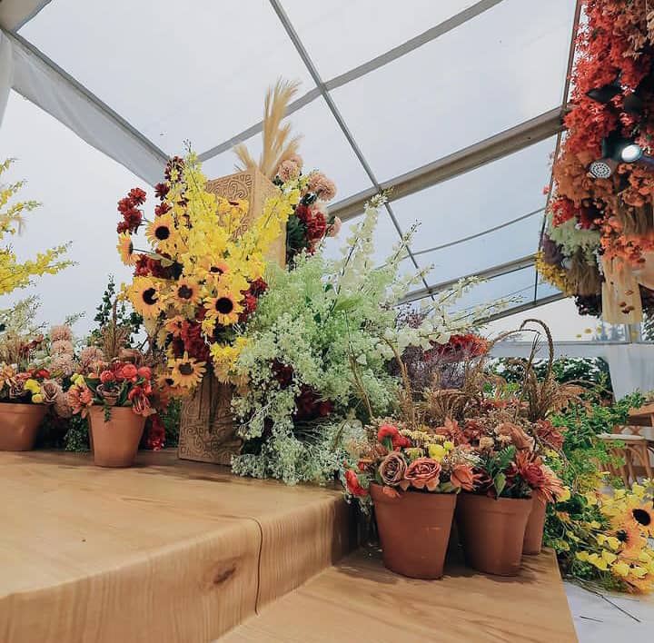 walkway rustic floral decor 