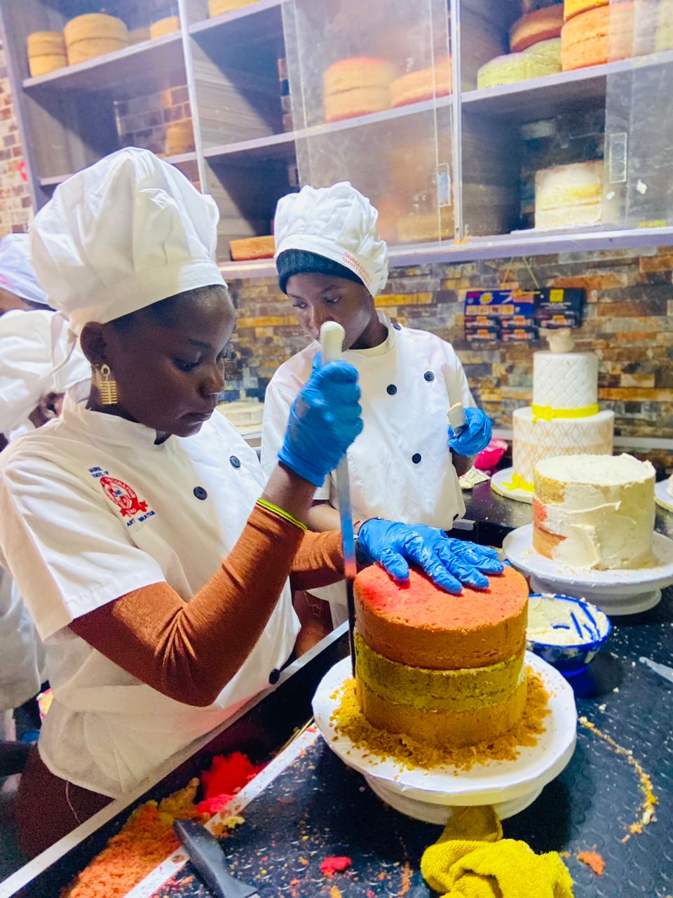 Meet our student Huffy in this cake laying lesson