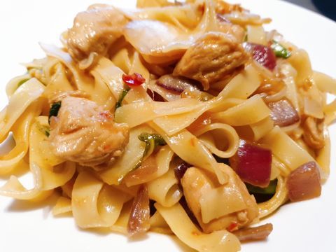 Tagliatelle with chicken, stir-fried vegetables and chili sauce