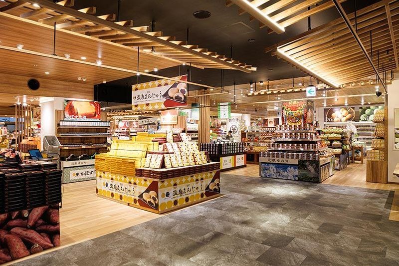 Souvenir Shop Staff – Betsufu Yunoya (Suginoi Hotel Gift Shop)