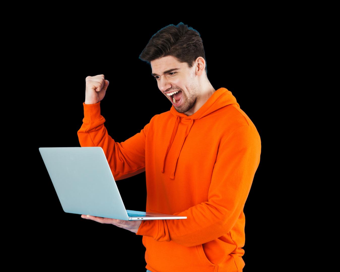 Homem com casaco laranja segurando um notebook