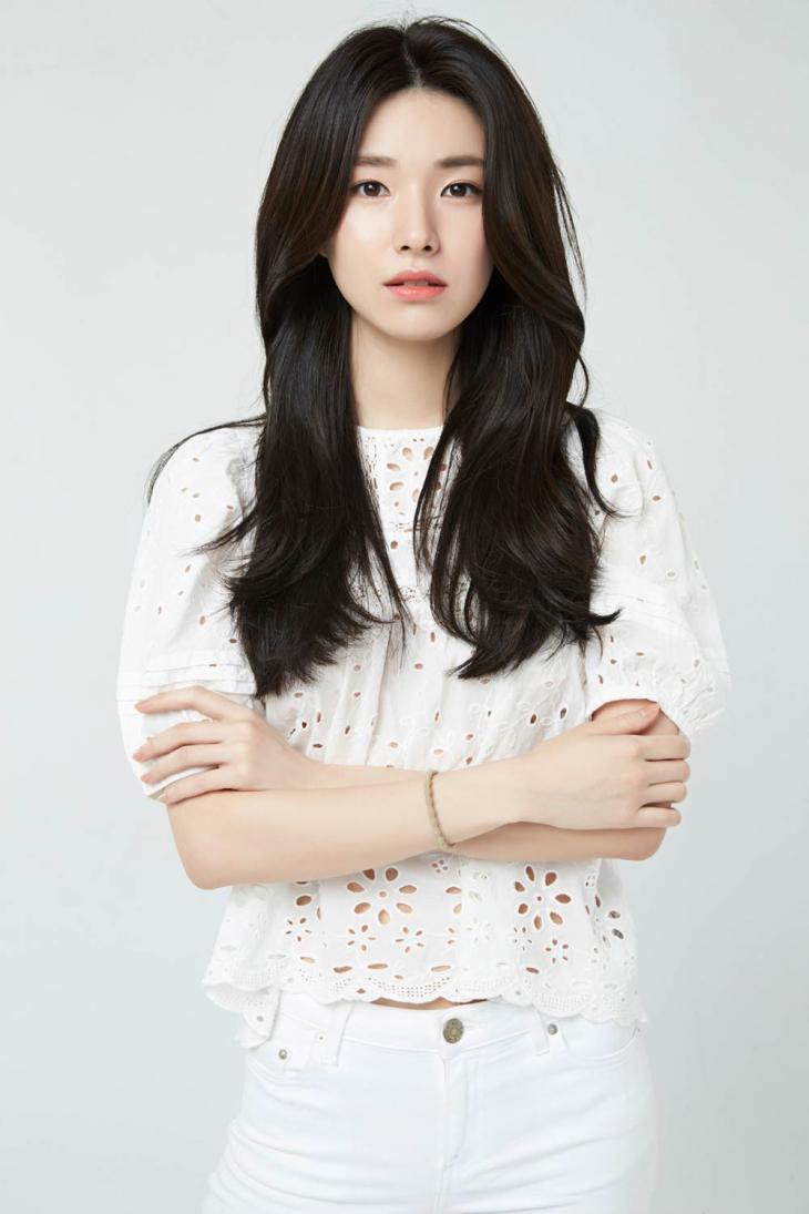 Korean actress Ha Young, TV variety show studio setup, Korean entertainment news