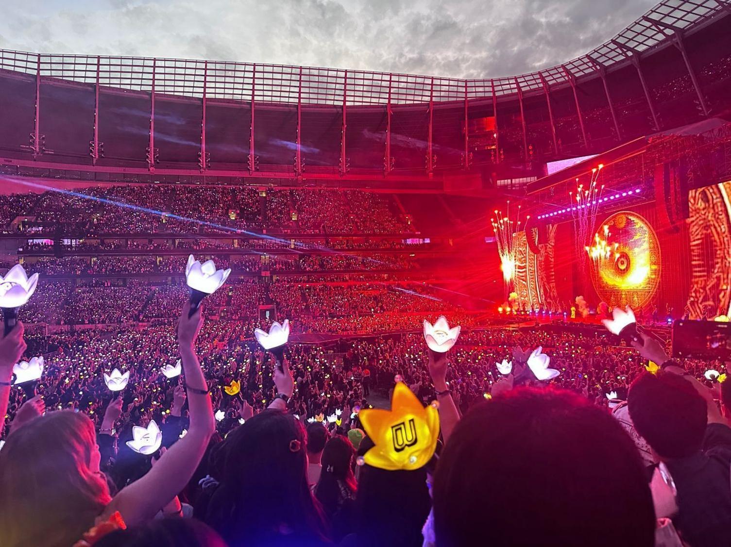 Thousands of iconic yellow crown lightsticks, representing BIGBANG's VIP fandom, filling the stadium. Source: Google Images / www.bbc.co.uk.