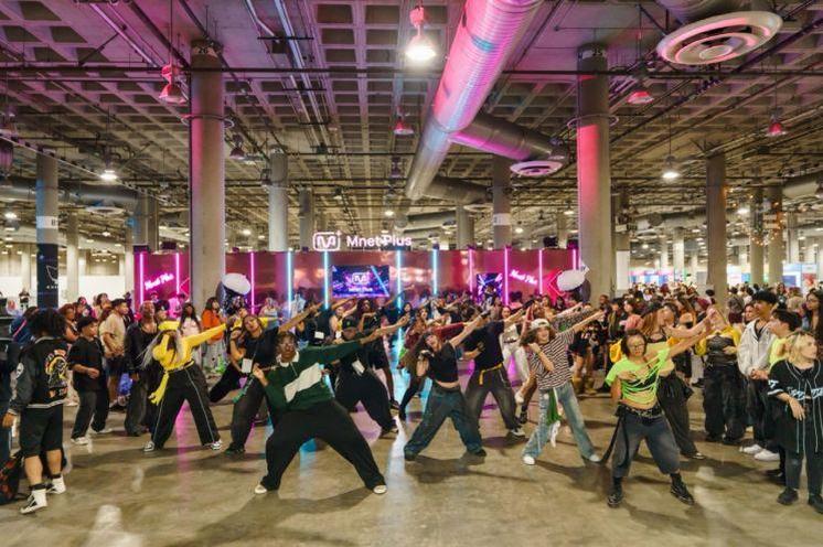 KCON LA 2026 showcased the expansion of K-pop into a broader cultural experience featuring food, beauty, and entertainment. Source: Google Images / www.asiae.co.kr.