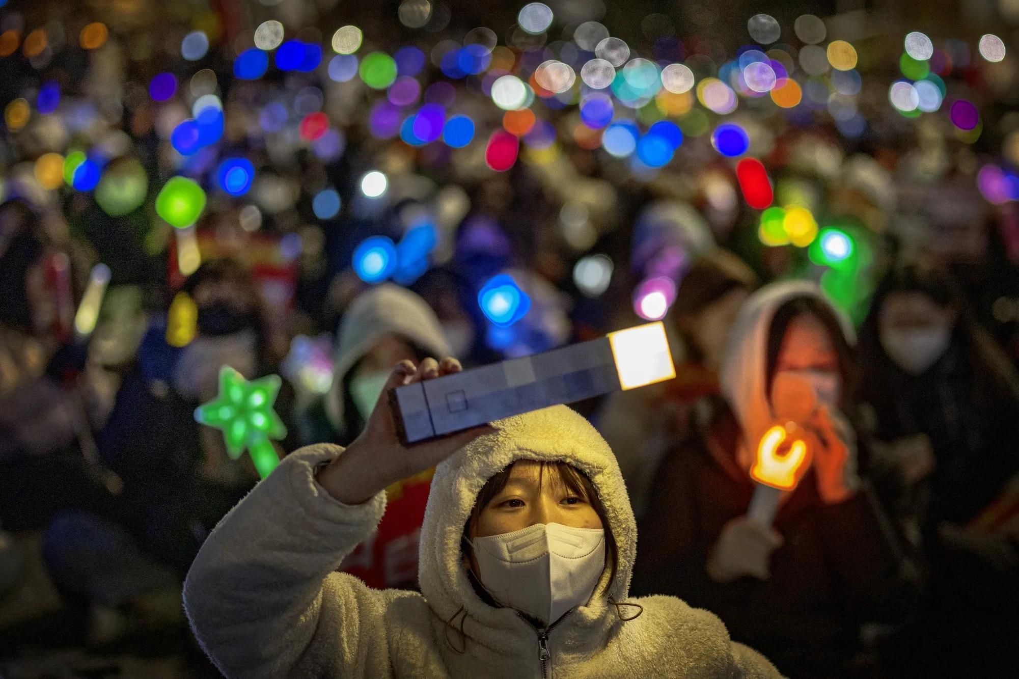 A live K-pop performance offers a vivid sensory experience of freedom and energy. Source: Google Images / www.bloomberg.com.