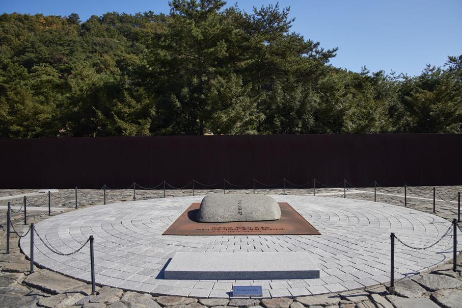 Bongha Village, the final resting place of former President Roh Moo-hyun, holds profound national significance as a memorial.
