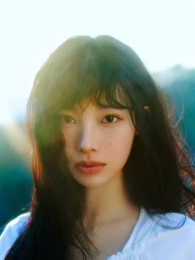 Woni represents the classic, elegant aesthetic of RESCENE, combining delicate visuals with a rich, soothing vocal color.