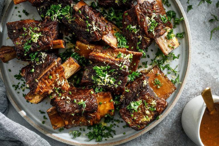 Dishes like modernized Galbi-jjim showcase Ahn's mastery in blending local Russian ingredients with Korean culinary techniques.