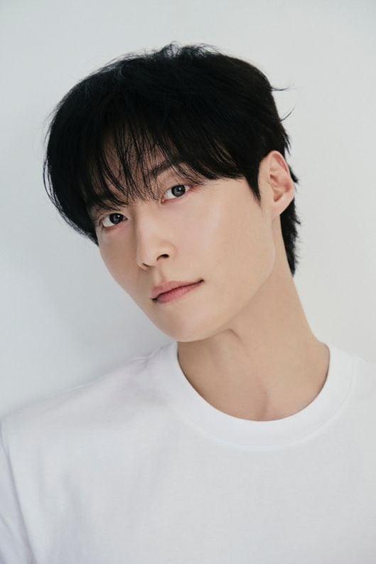 Rising South Korean actor Heo Nam-jun has garnered critical acclaim for his intense on-screen presence and exceptional acting range.