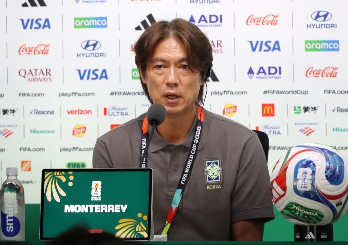 Hong transitioned to coaching, serving as an assistant to learn from elite international managers.