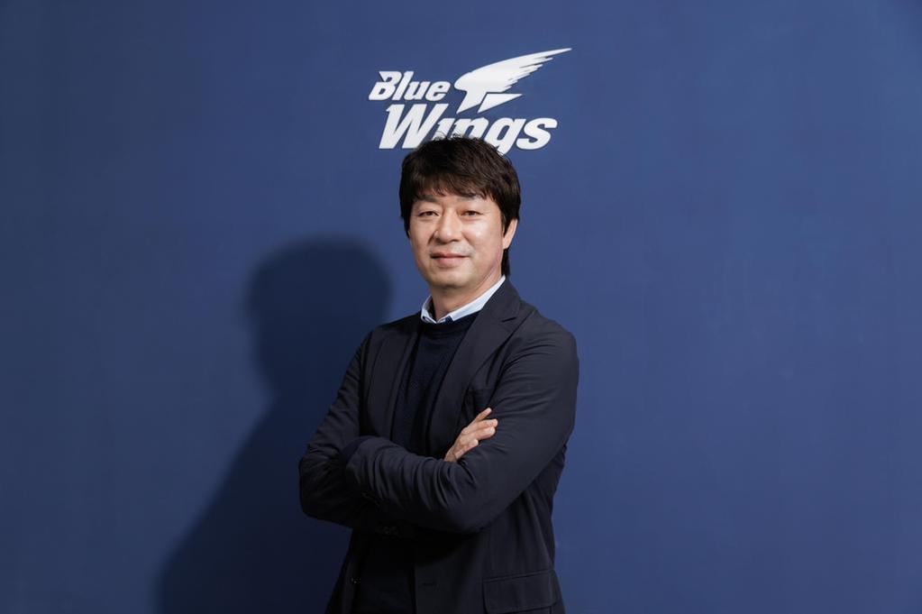 Lee began his coaching journey as an assistant under Cha Bum-kun at Suwon Samsung Bluewings.