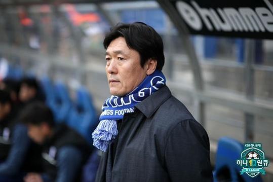 Lee returned to Suwon Samsung Bluewings as head coach, facing high expectations and tight financial constraints.