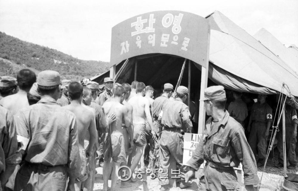 Wartime information campaigns were vital for keeping front-line soldiers informed and motivated during the Korean War.
