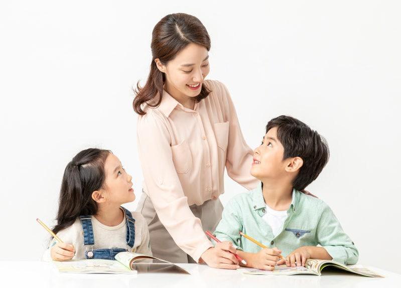The play masterfully deconstructs the traditional hierarchy between mentor and student.