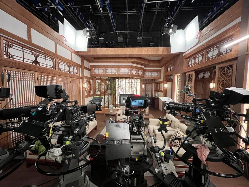 Stepping onto mainstream television sets helped Yoon Ga-i adapt to high-pressure production environments.