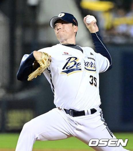 Ko Hyo-jun executing his signature high-effort pitching motion during a KBO game.