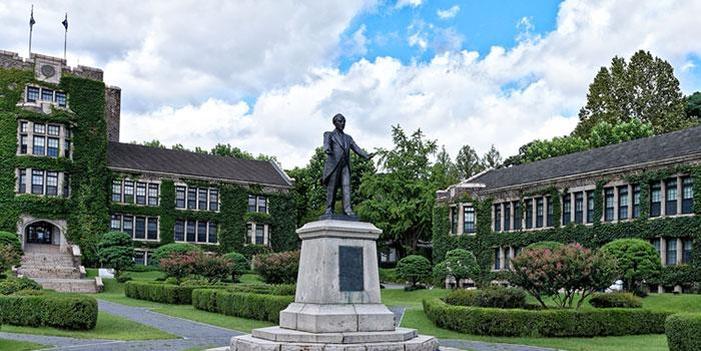 Yonsei University, where Choi In-ho studied English literature and cultivated his early writing career.