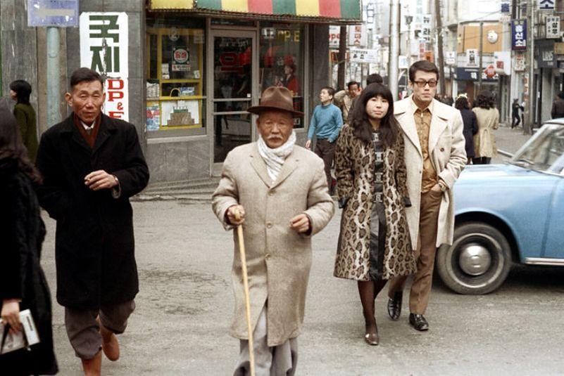 The rapid expansion and urbanization of Seoul served as the backdrop for Choi's exploration of modern alienation.