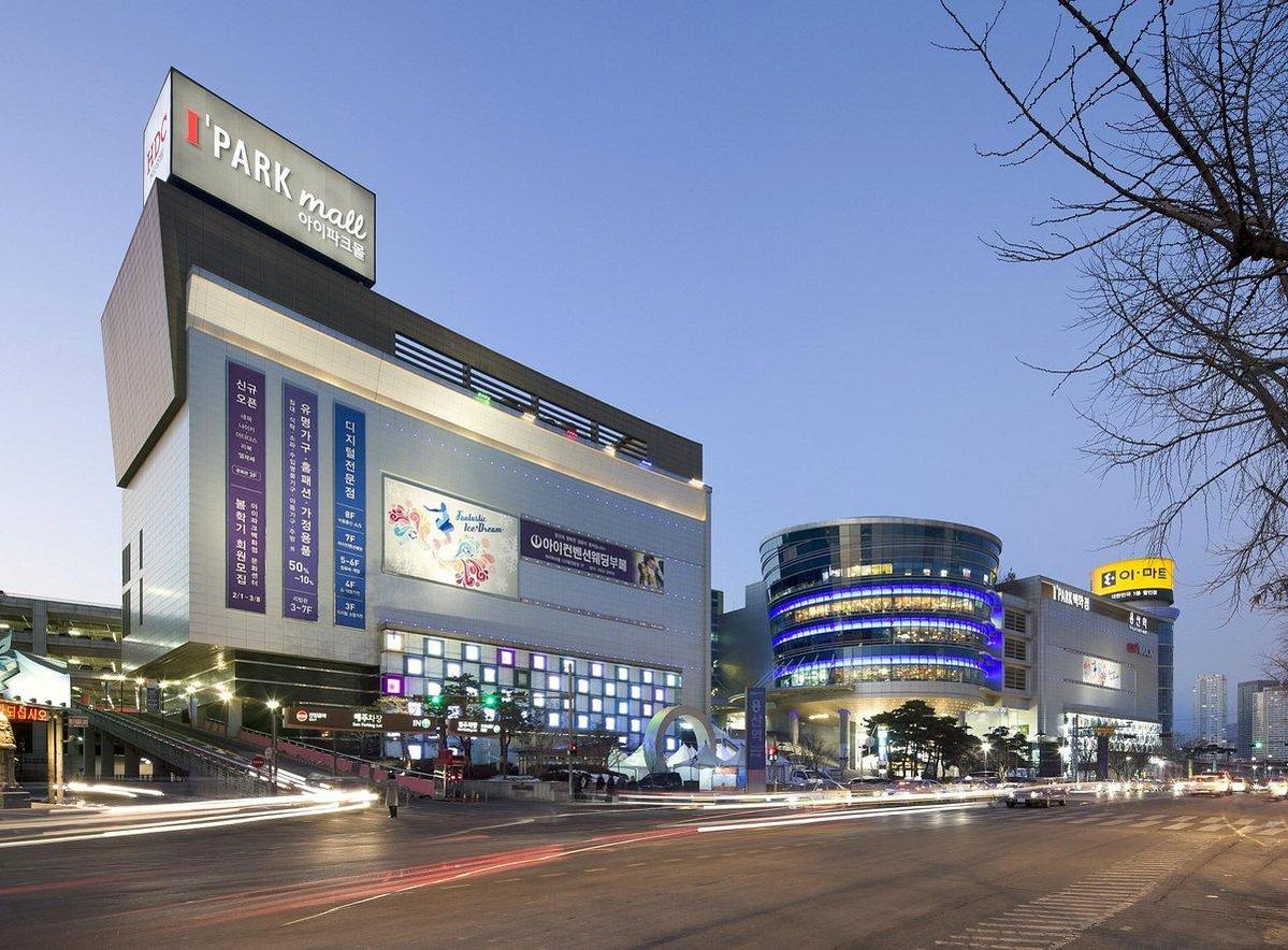 Chung successfully diversified HDC Group's business portfolio, moving into retail landmarks like the Yongsan IPark Mall.