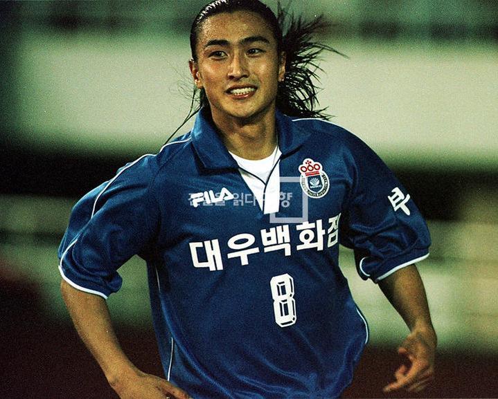 Ahn Jung-hwan's early football career was forged through perseverance and overcoming socioeconomic hardships.
