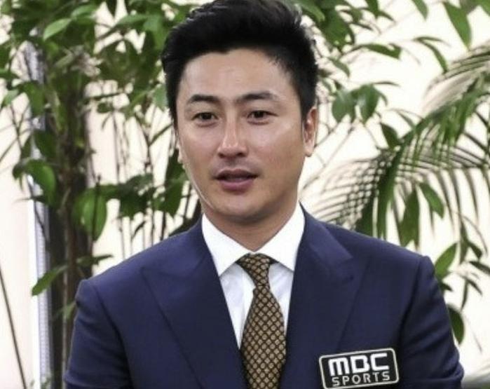 Ahn's natural wit and deep tactical knowledge quickly made him one of South Korea's most popular football commentators.