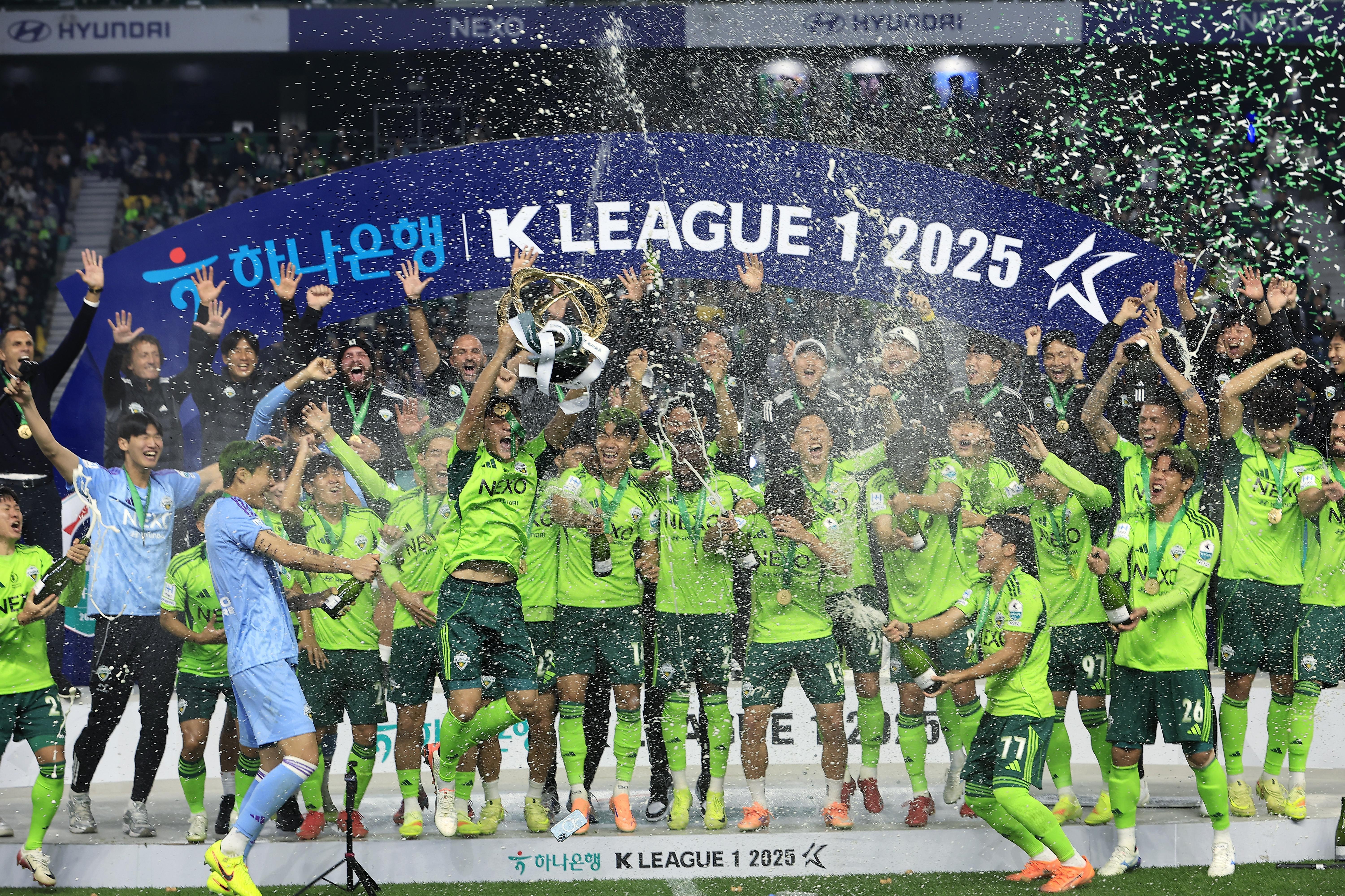 Lee returned to South Korea to lead Ulsan Hyundai to league glory, earning MVP honors.