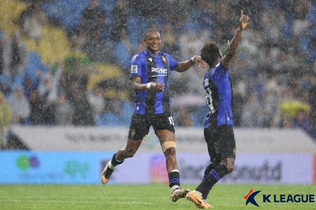 Lee finished his professional career where his journey began, playing for his hometown club.