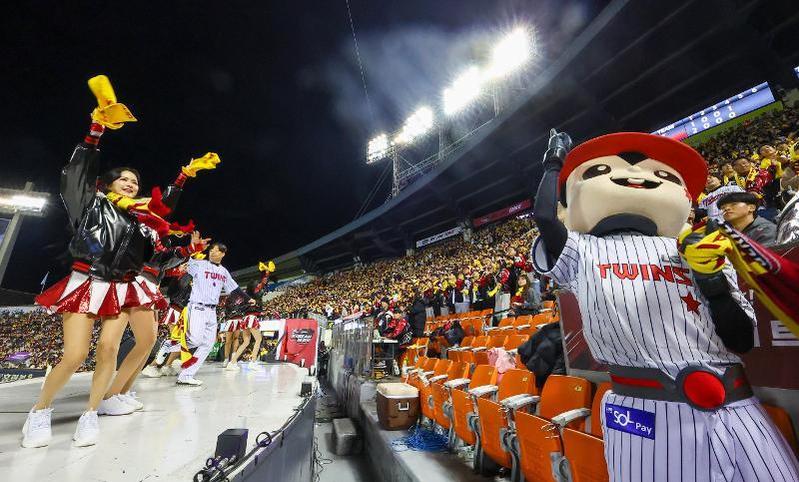 Davidson embraced the vibrant Korean fan culture, becoming a fan-favorite in Changwon.