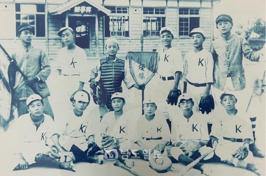 Post-war Korea saw a massive resurgence in the popularity of high school baseball tournaments.