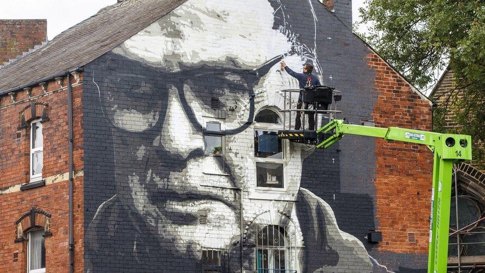 A mural of Marcelo Bielsa in Leeds, reflecting the deep emotional bond he forged with the community.