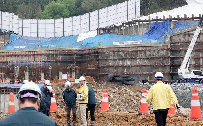 Migrant workers now constitute a vital pillar of the daily construction labor force dispatched through dawn offices.