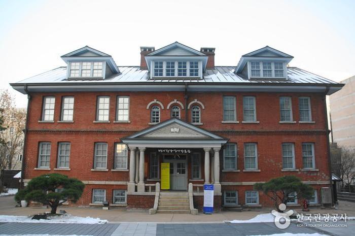 The Appenzeller Noble Memorial Museum in Jeong-dong preserves the rich heritage of Korea's first modern school.