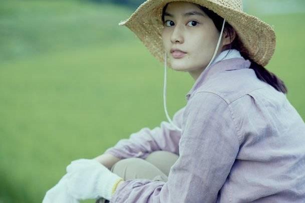 Through Yui Adachi, Hashimoto portrayed the bittersweet realities of youth, earning praise for her relatable performance.