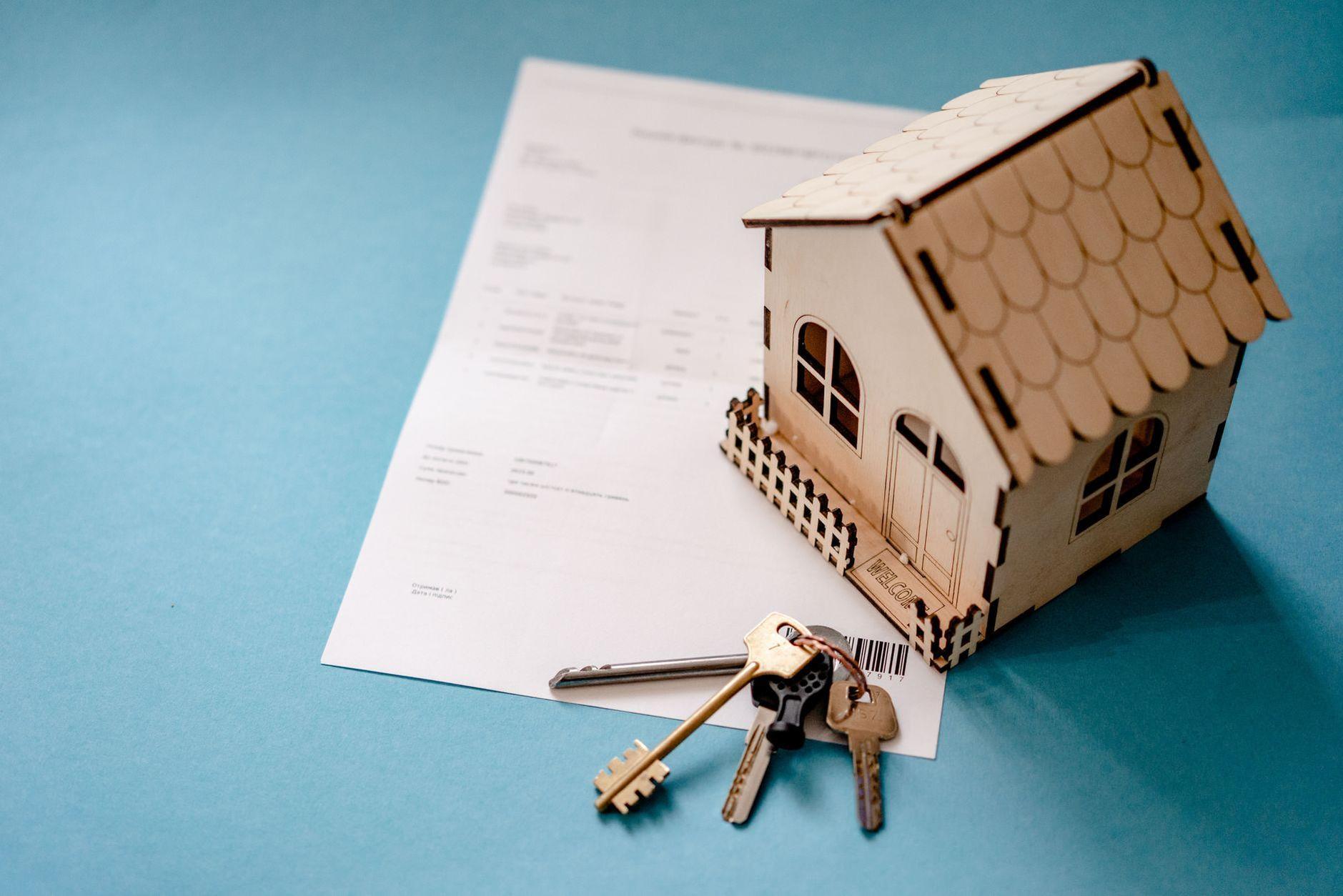 General visual reference for Asset Light Strategy and Real Estate Management. Source: Pexels / Photo by Atlantic Ambience / Pexels License / https://www.pexels.com/photo/wooden-house-moder-keys-and-contract-on-table-12955837/