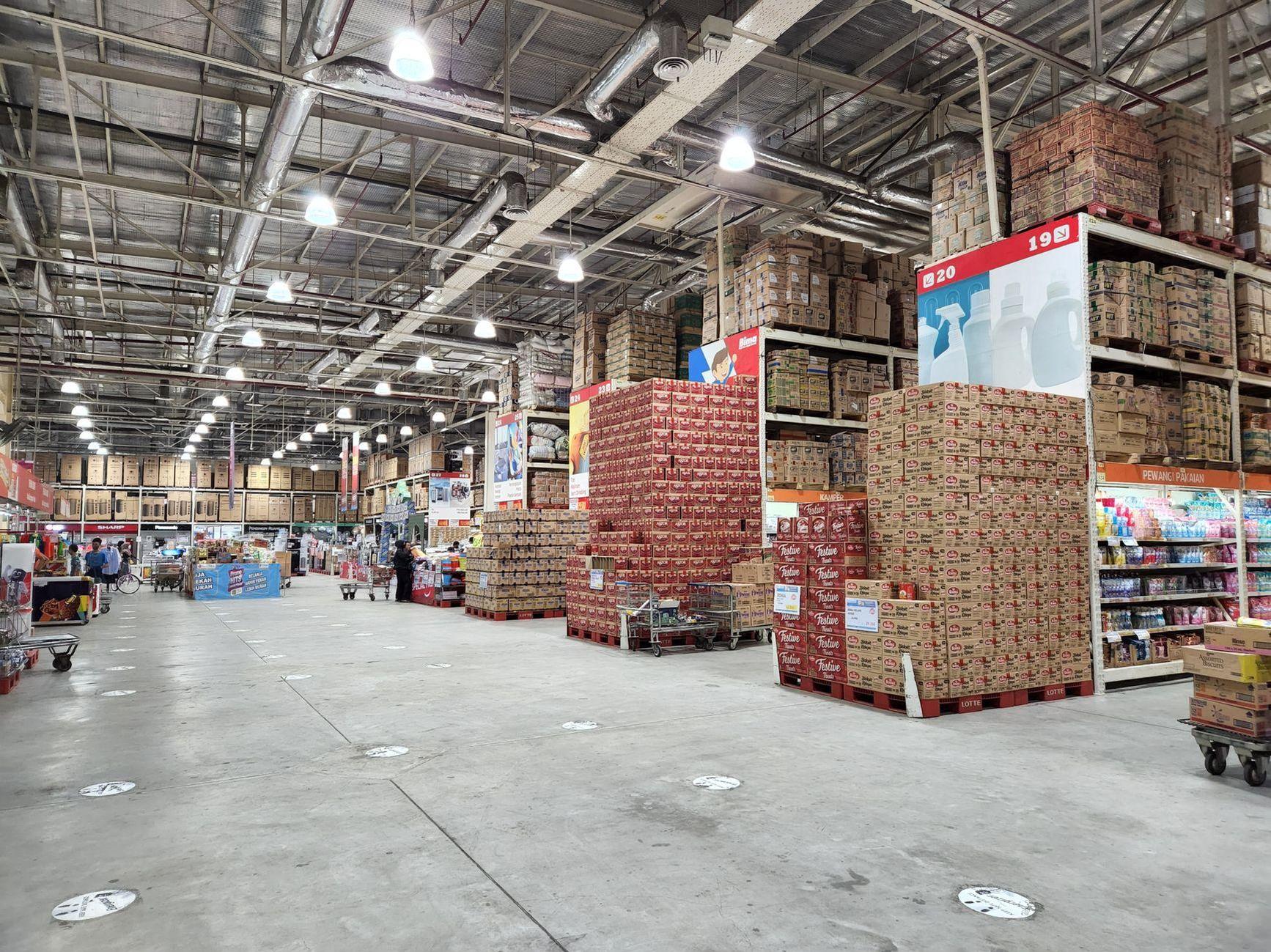 General visual reference for Introducing the Hybrid Warehouse Concept. Source: Pexels / Photo by Antonius Natan / Pexels License / https://www.pexels.com/photo/interior-design-of-a-supermarket-11835349/