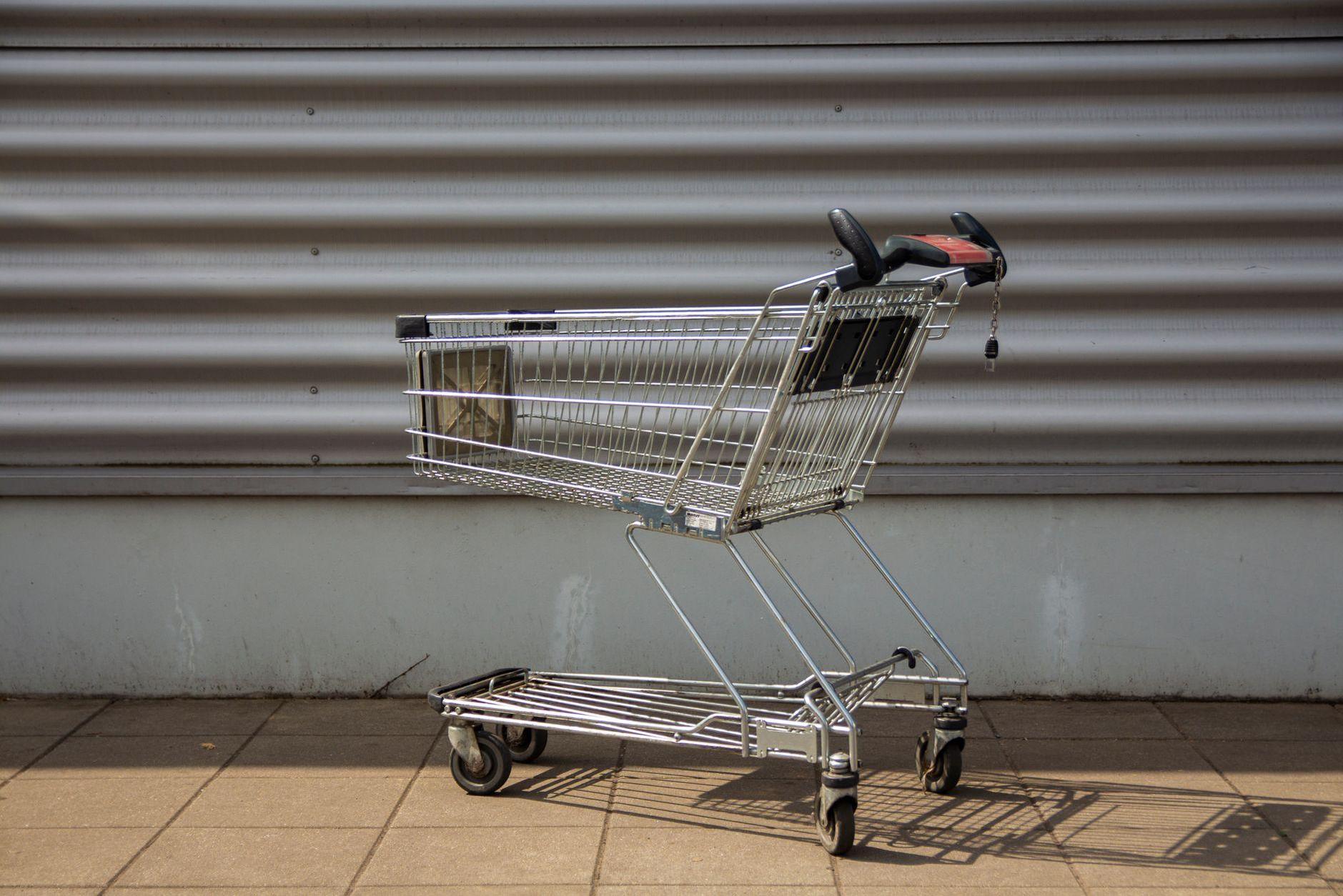 General visual reference for Competitive Landscape: E-Mart, Lotte Mart, and Homeplus. Source: Pexels / Photo by Paul Seling / Pexels License / https://www.pexels.com/photo/a-shopping-cart-on-the-sidewalk-12323219/