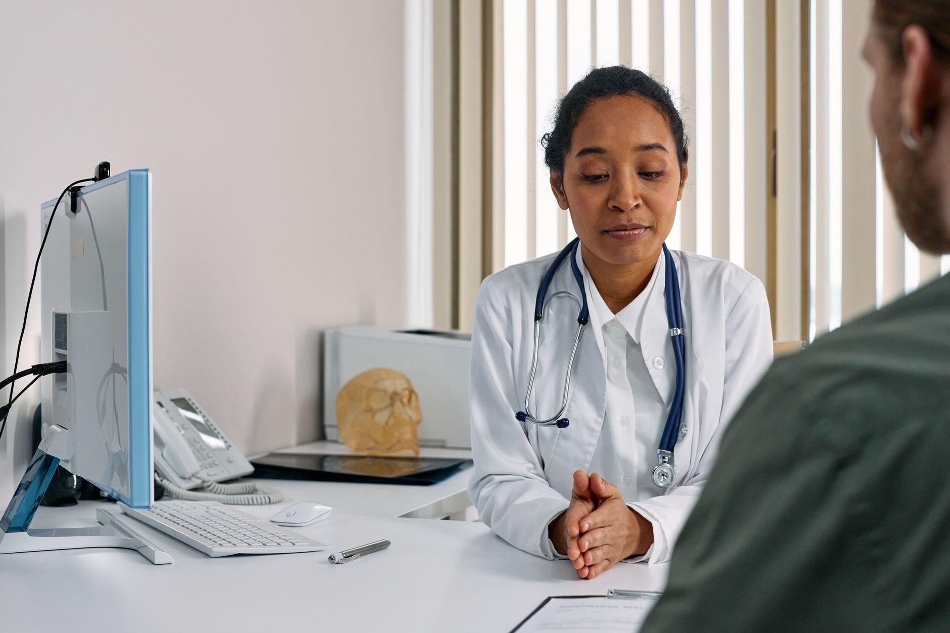 General visual reference for Diagnostic Methods in Clinical and Veterinary Medicine. Source: Pexels / Photo by cottonbro studio / Pexels License / https://www.pexels.com/photo/woman-in-white-suit-with-stethoscope-talking-to-a-person-7579823/