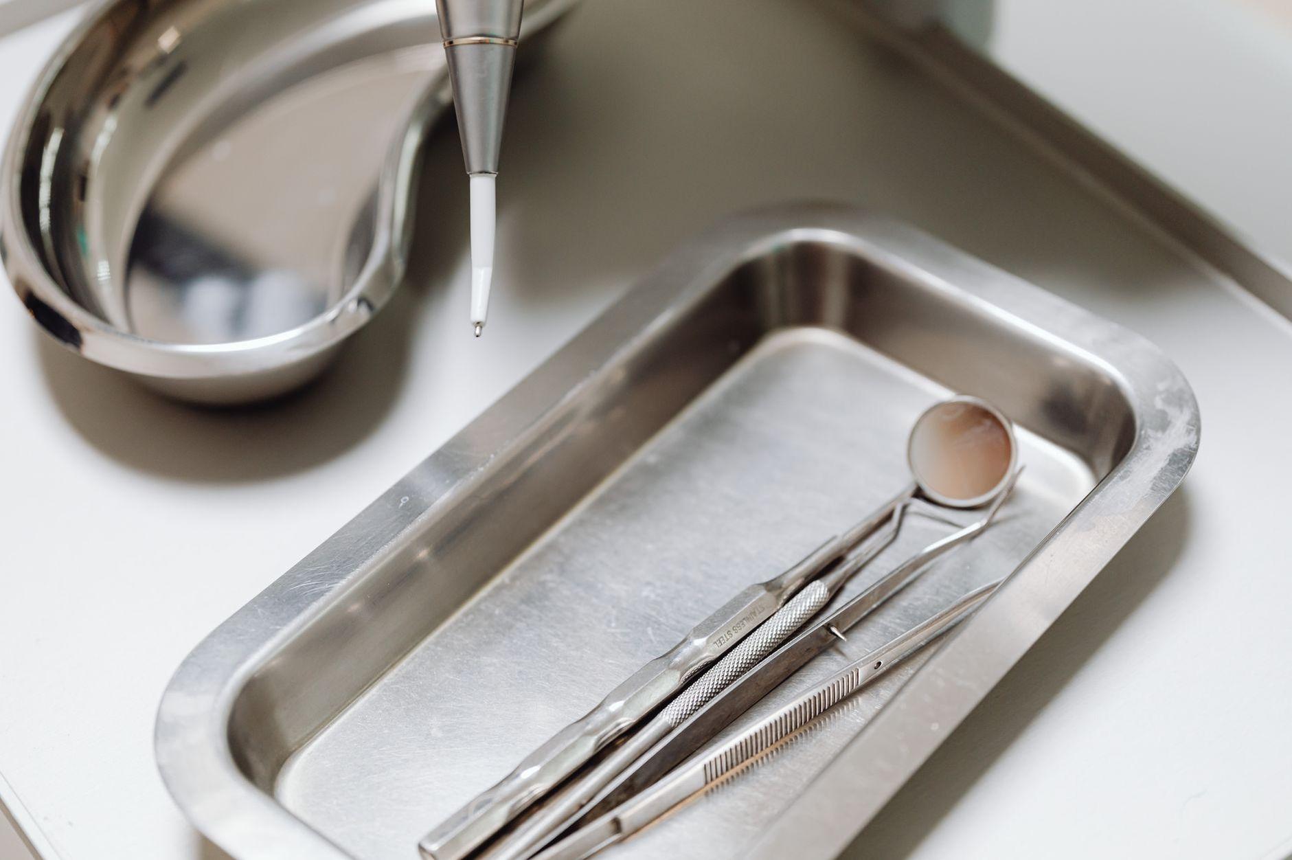 General visual reference for Treatment and Extraction Techniques for Mango Worms. Source: Pexels / Photo by www.kaboompics.com / Pexels License / https://www.pexels.com/photo/close-up-of-sterile-instruments-on-medical-tray-6627671/