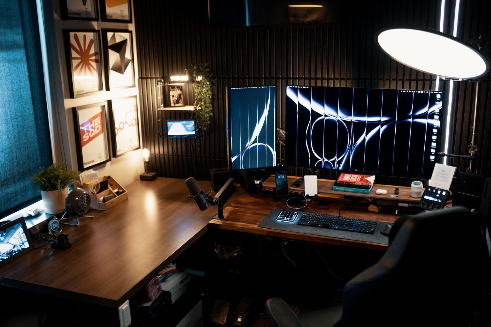 General visual reference for The Comfort of Late-Night Radio Broadcasts. Source: Pexels / Photo by Josh Sorenson / Pexels License / https://www.pexels.com/photo/modern-home-office-setup-with-dual-monitors-36363143/