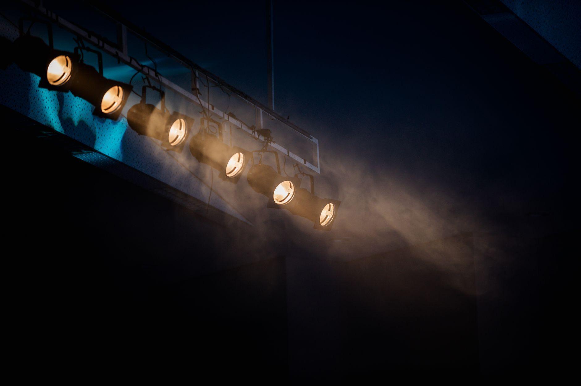 General visual reference for Shaping the Future of Korean Online Entertainment. Source: Pexels / Photo by Filipe Braggio / Pexels License / https://www.pexels.com/photo/line-up-spotlights-hanging-on-a-ceiling-12092991/