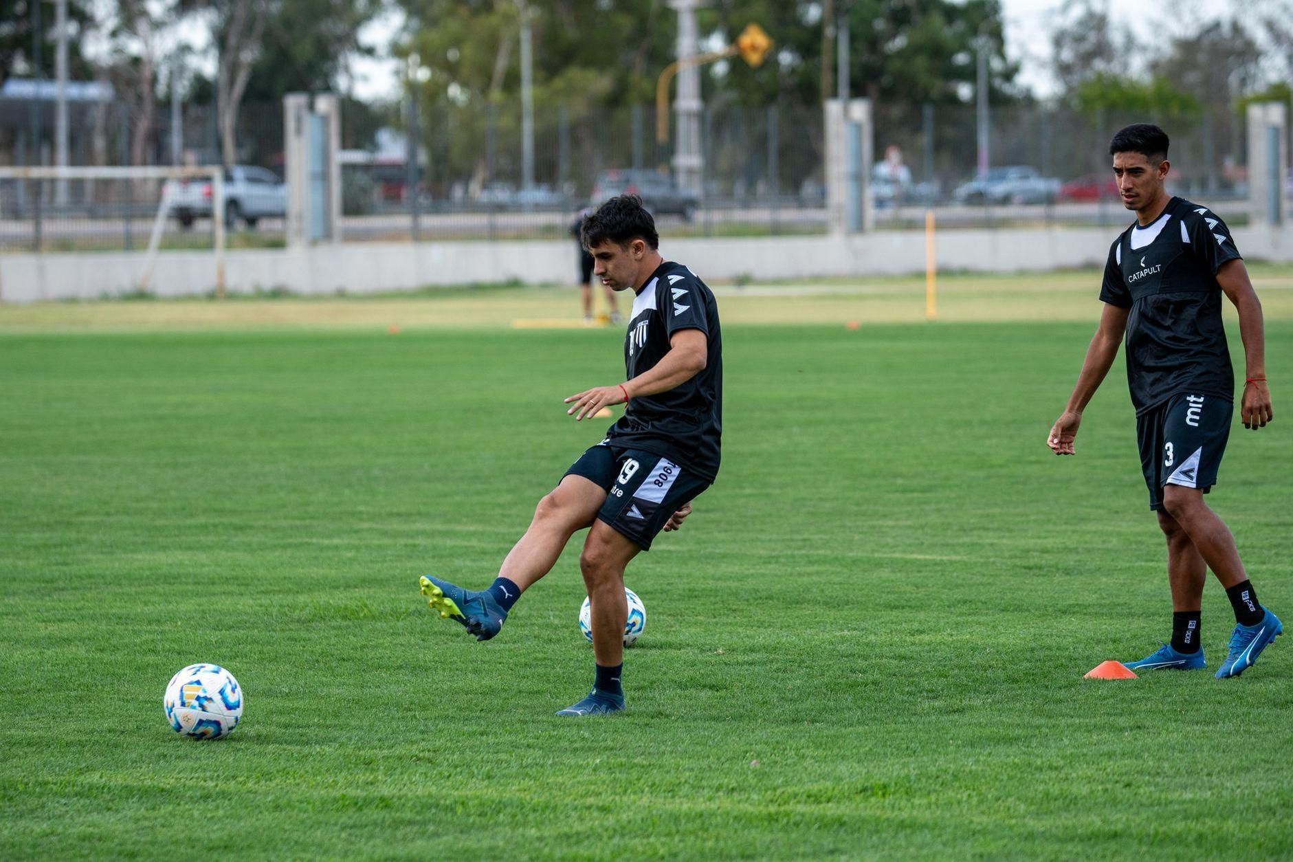 General visual reference for Legacy and the Future of Australian Football. Source: Pexels / Photo by Franco Monsalvo / Pexels License / https://www.pexels.com/photo/football-players-training-on-green-field-30584992/
