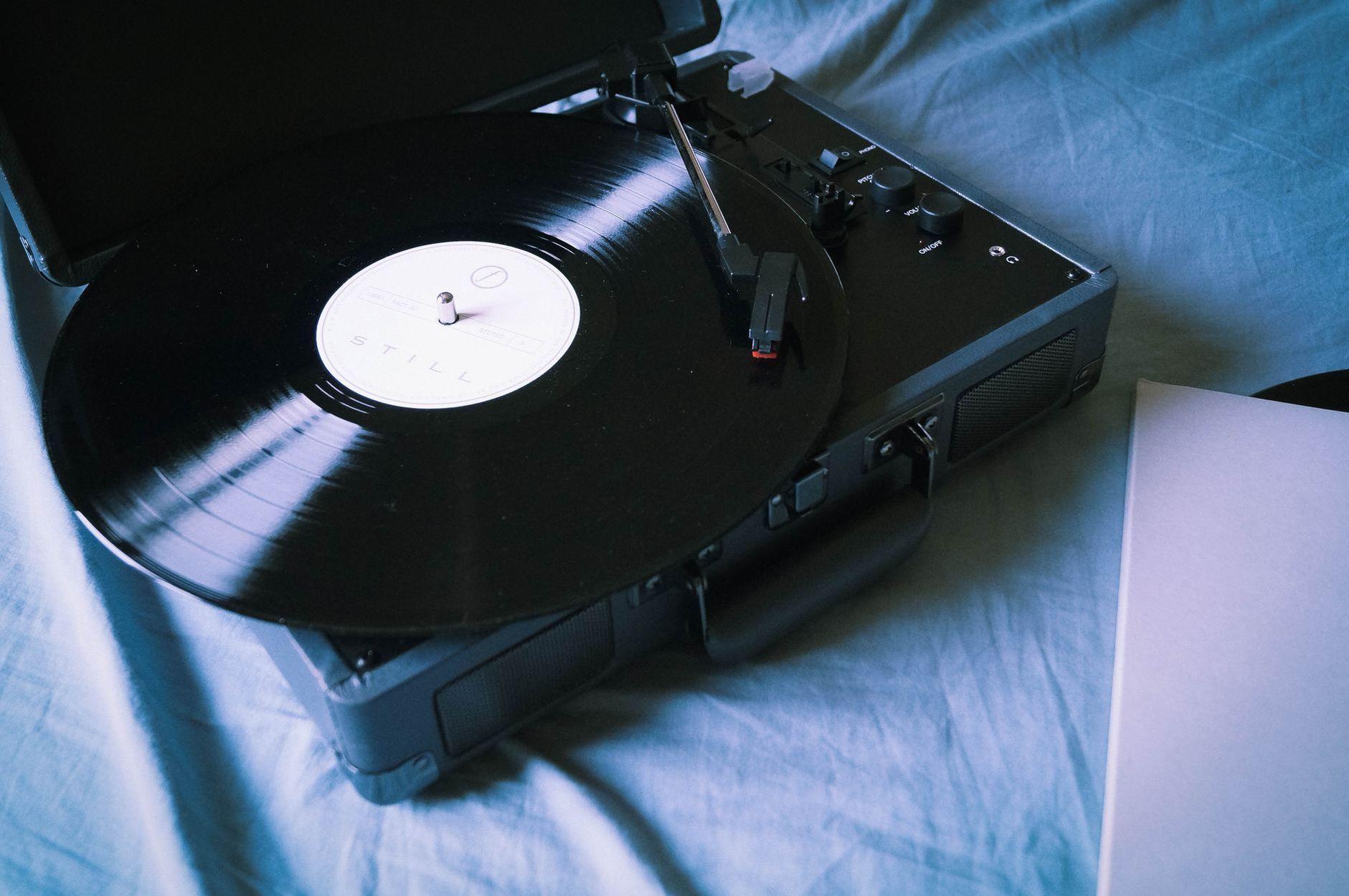 General visual reference for First Musical Steps and Early Albums. Source: Pexels / Photo by Сергей Жаров / Pexels License / https://www.pexels.com/photo/black-vinyl-record-player-on-blue-textile-6521626/