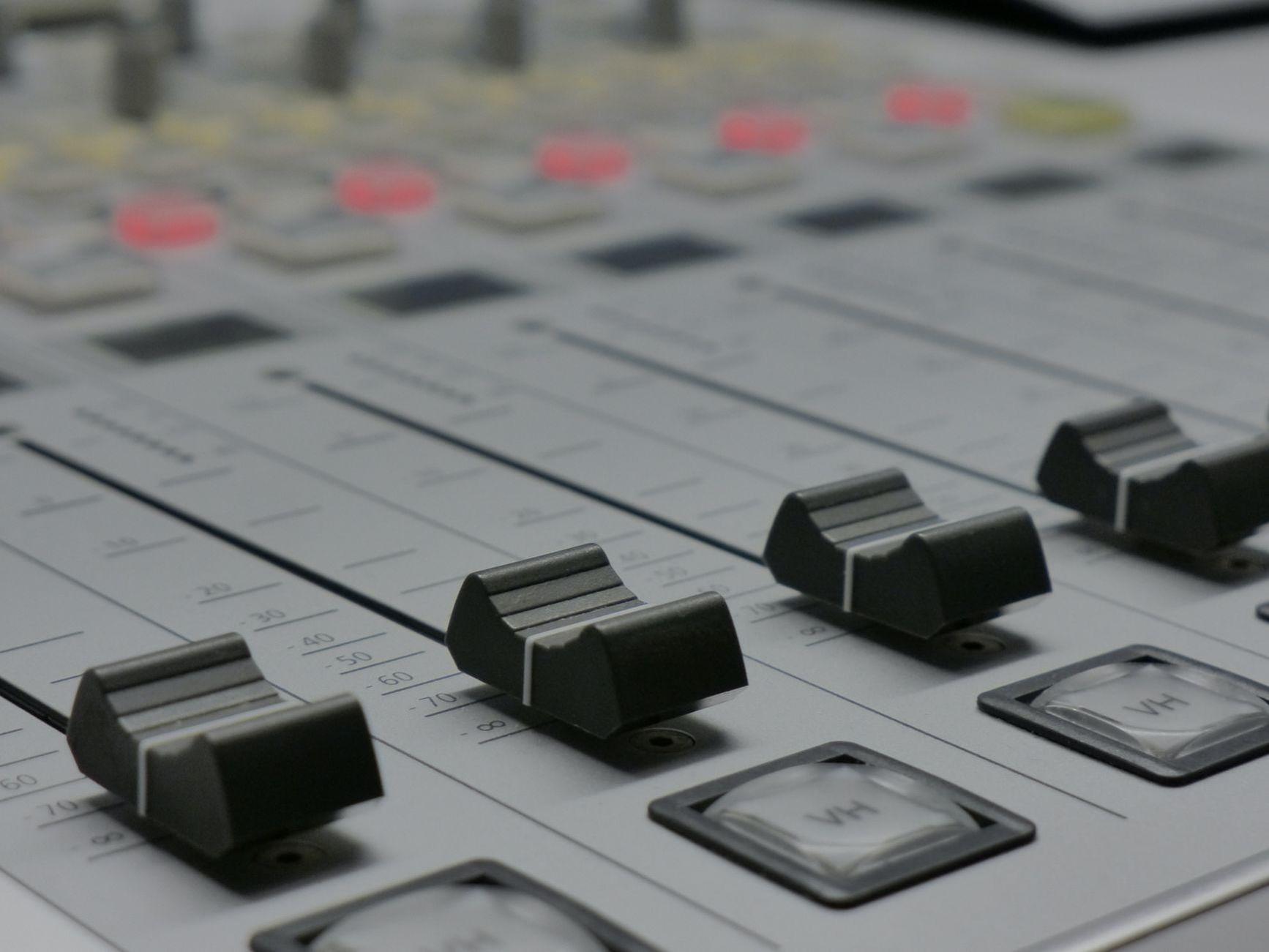 General visual reference for Collaborative Spirit and Musical Adaptability. Source: Pexels / Photo by Matthias Wunderlich / Pexels License / https://www.pexels.com/photo/close-up-of-a-professional-audio-mixer-32215665/