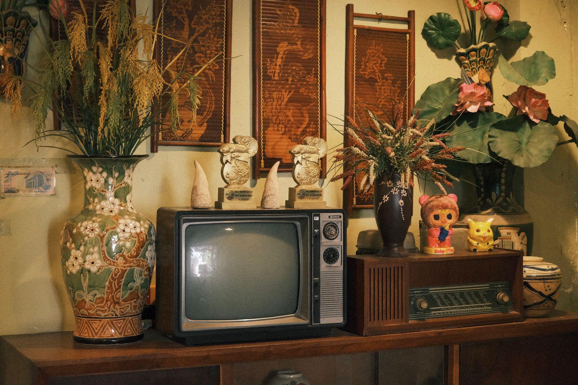 General visual reference for Cultural Impact of Crayon Shin-chan in Korea. Source: Pexels / Photo by 🇻🇳🇻🇳 Việt Anh Nguyễn 🇻🇳🇻🇳 / Pexels License / https://www.pexels.com/photo/vintage-living-room-decor-with-retro-tv-and-floral-vases-31608281/