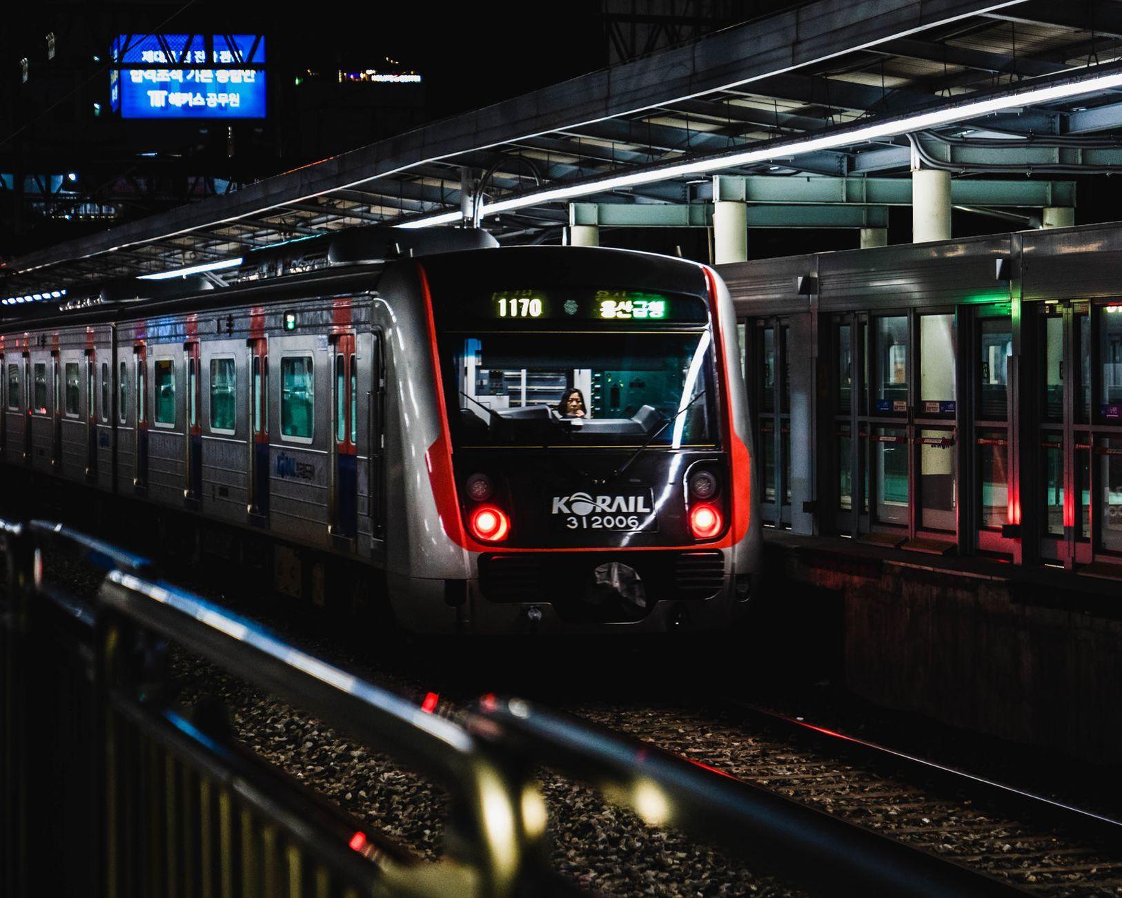 General visual reference for The Iconic Voice of the Seoul Subway. Source: Pexels / Photo by Francois Harris / Pexels License / https://www.pexels.com/photo/a-train-travelling-at-night-8799349/
