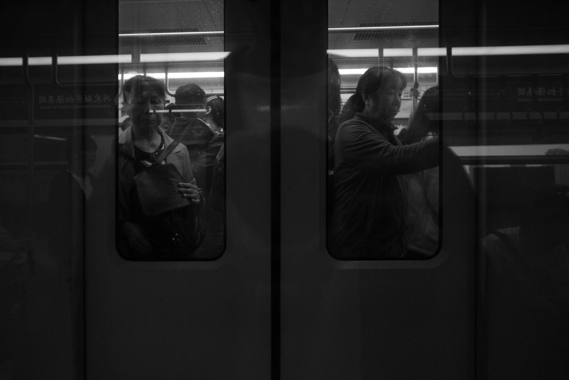General visual reference for Subway Commuters and the Familiar Voice. Source: Pexels / Photo by Yoda / Pexels License / https://www.pexels.com/photo/people-behind-metro-train-windows-20296400/