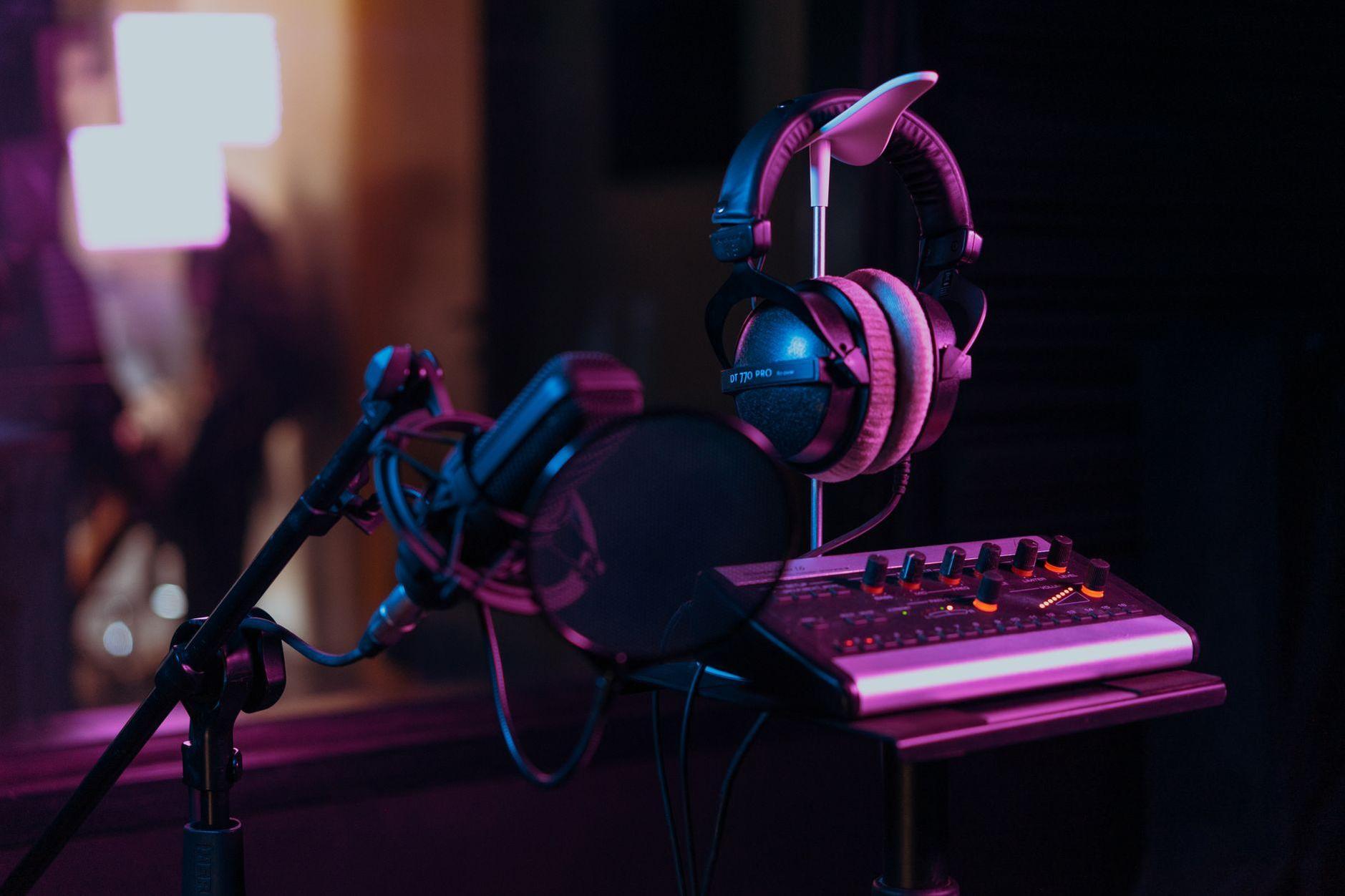 General visual reference for Adapting to Industry Changes. Source: Pexels / Photo by Los Muertos Crew / Pexels License / https://www.pexels.com/photo/an-audio-equipments-inside-the-studio-7586656/