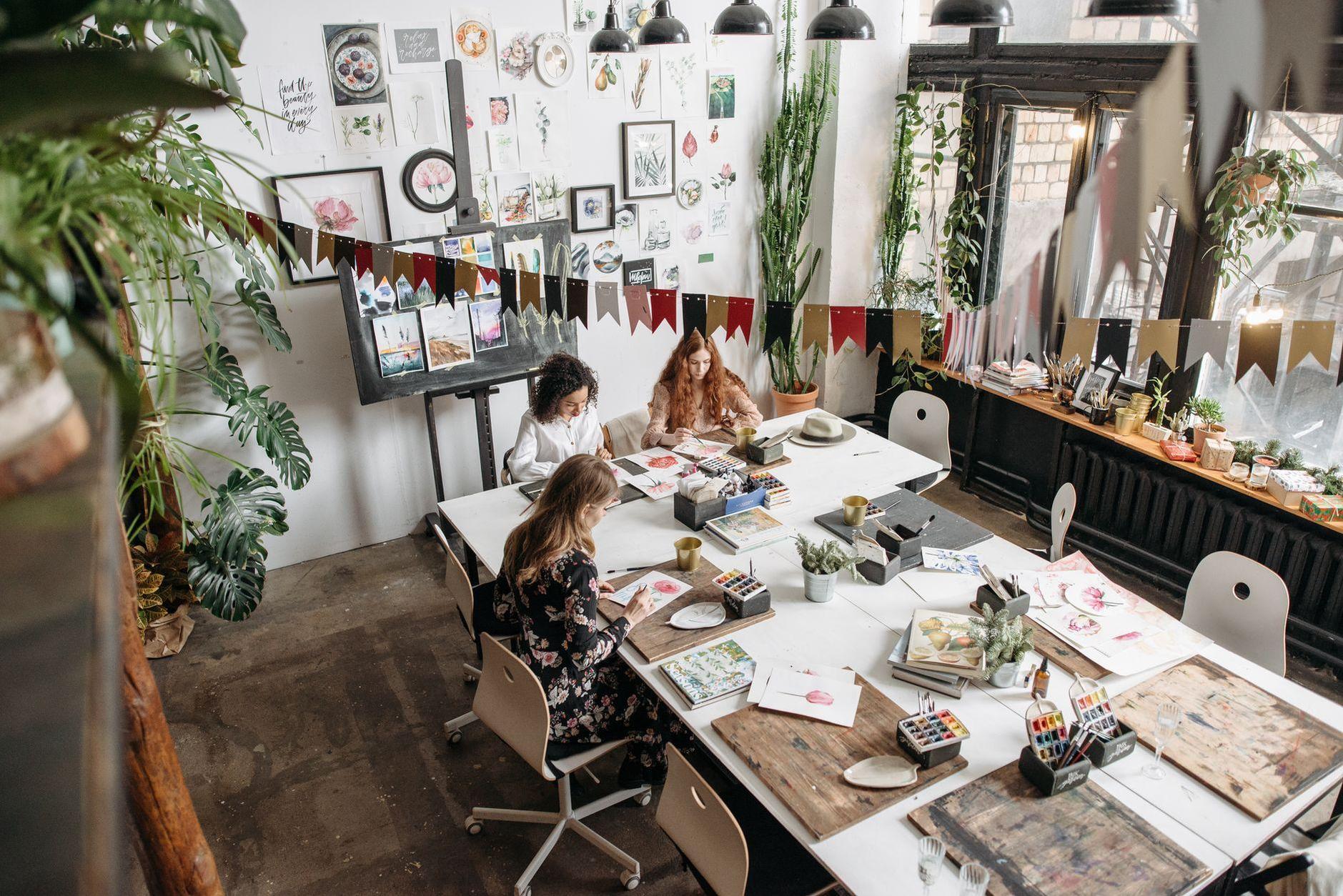 General visual reference for Mentoring Aspiring Voice Actors. Source: Pexels / Photo by Pavel Danilyuk / Pexels License / https://www.pexels.com/photo/flowers-books-desk-friends-6925354/